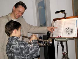 Christoph Gngel mit Schler im Unterricht